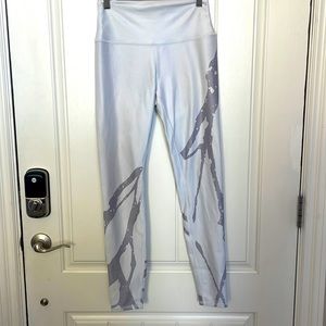 HIGH-WAIST AIRLIFT LEGGING - ZUMA PRINT - WHITE ZUMA